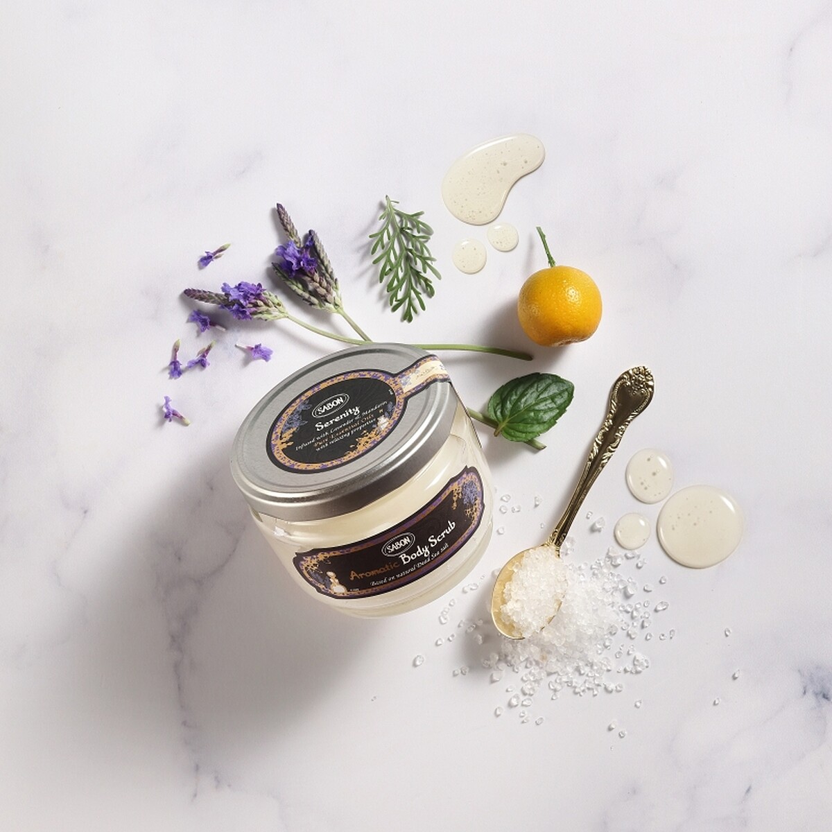 SABON薰衣草精油身體磨砂膏情境圖。