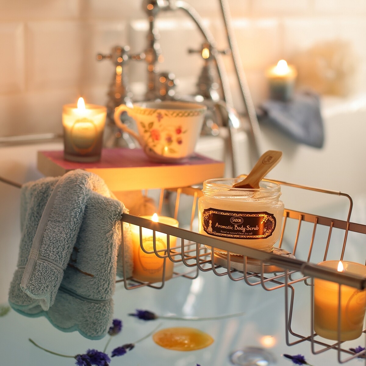 SABON薰衣草精油身體磨砂膏情境圖。