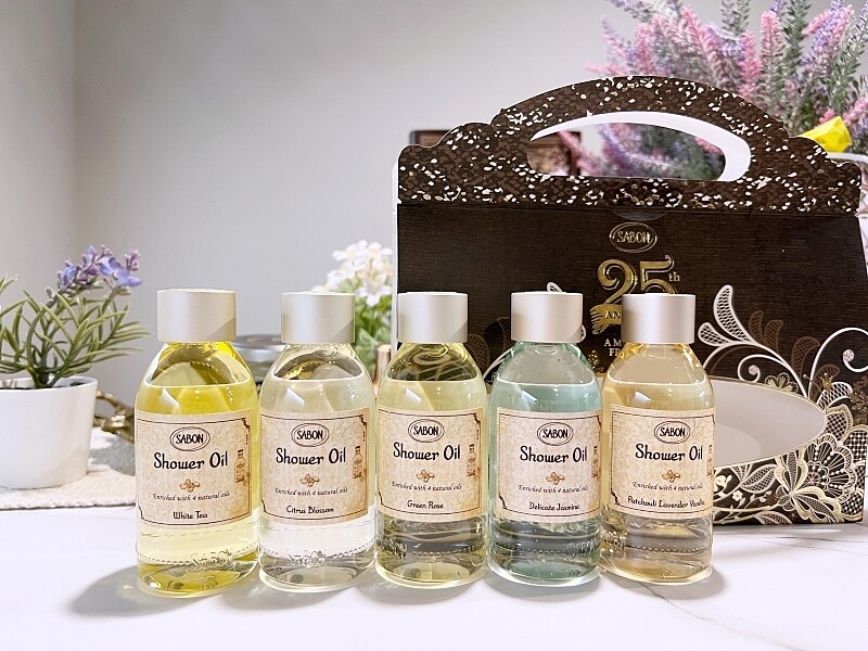 SABON 25週年沐浴油典藏禮盒內容物示意。