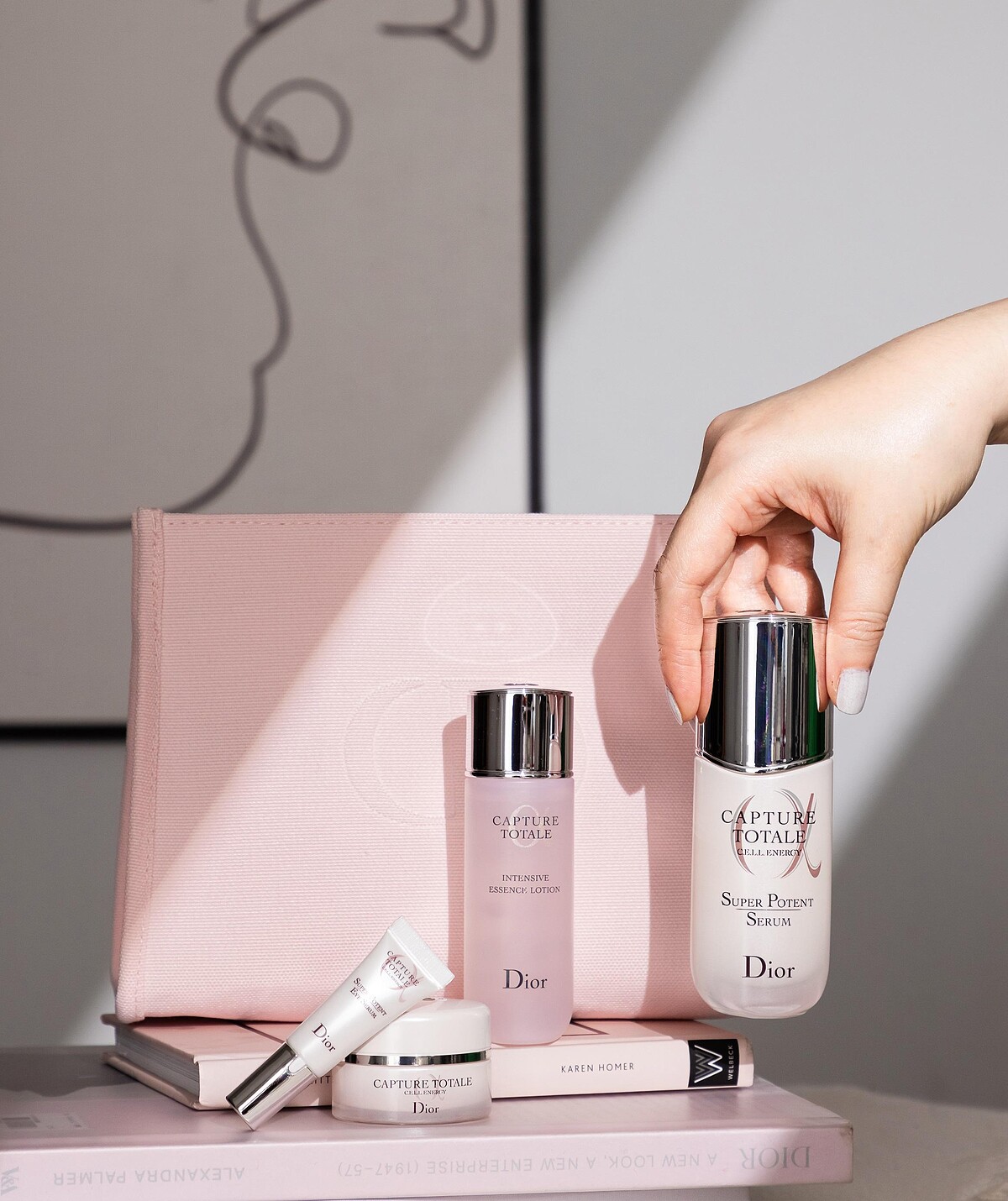 DIOR《逆時能量精華組》保養禮盒NT$4850。