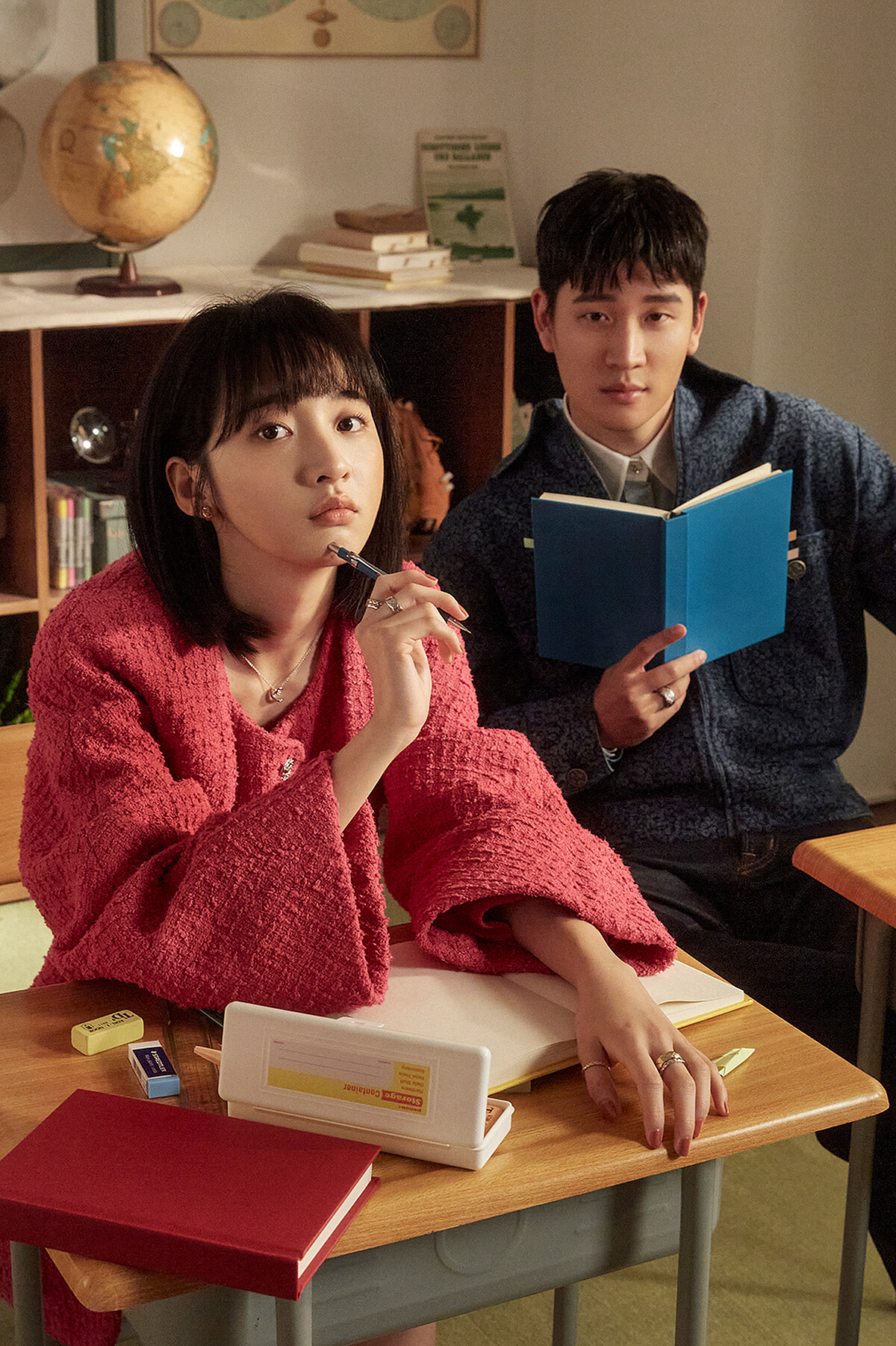 李沐／COCO CRUSH高級珠寶系列耳環、項鍊、小型款戒指、窄版戒指、粉色彩斜紋軟呢披肩、同款長版背心與內搭短褲，All by CHANEL。周興哲／COCO CRUSH高級珠寶系列大型款戒指、小型款戒指、J12腕錶、藍色丹寧印花外套，All by CHANEL。