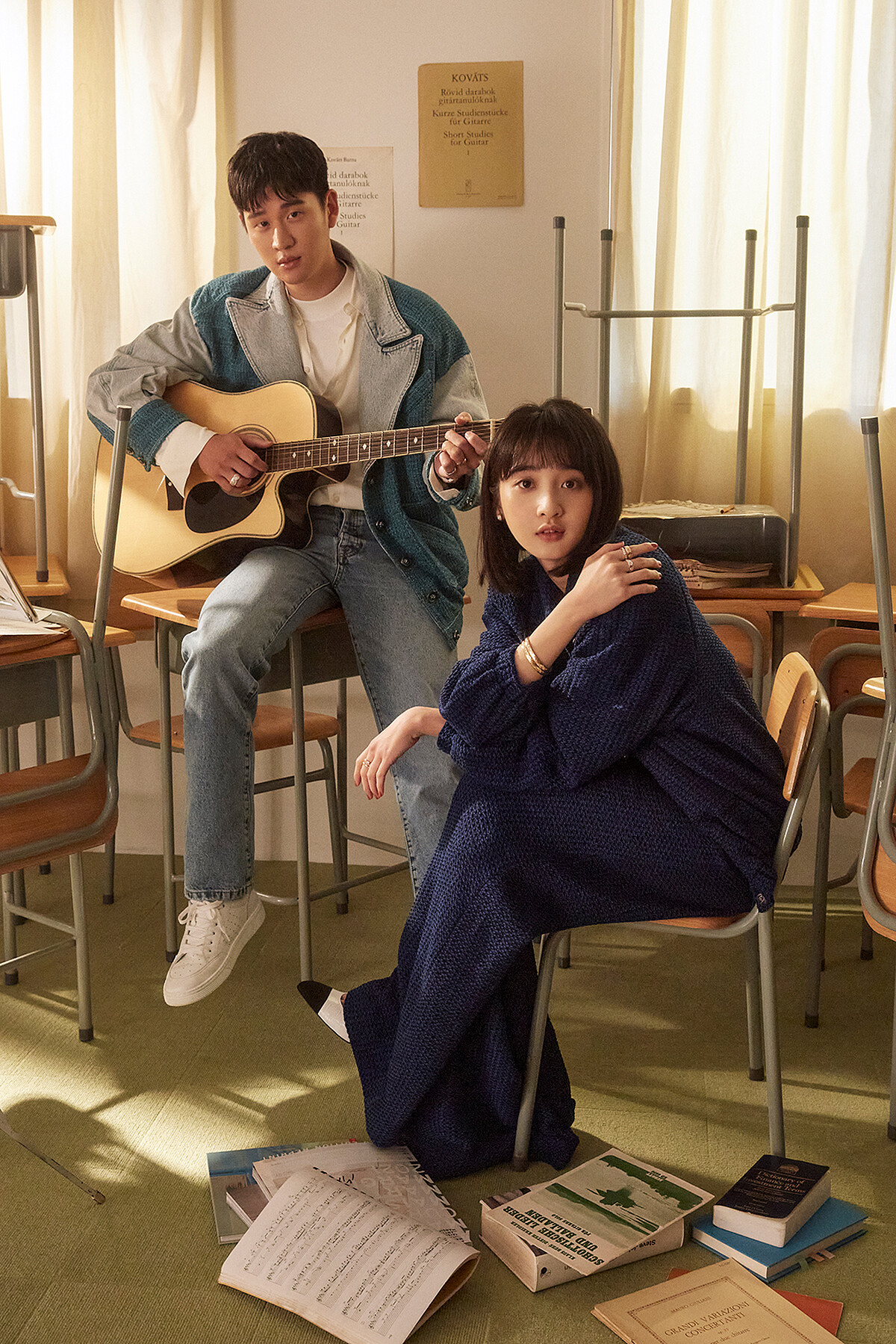 李沐／COCO CRUSH高級珠寶系列耳環、手環、小型款戒指、窄版戒指、藍色斜紋軟呢外套與同款寬褲、雙色跟鞋，All by CHANEL。周興哲／COCO CRUSH高級珠寶系列大型款戒指、小型款戒指、藍色斜紋軟呢與丹寧布料外套、白色球鞋，All by CHANEL。