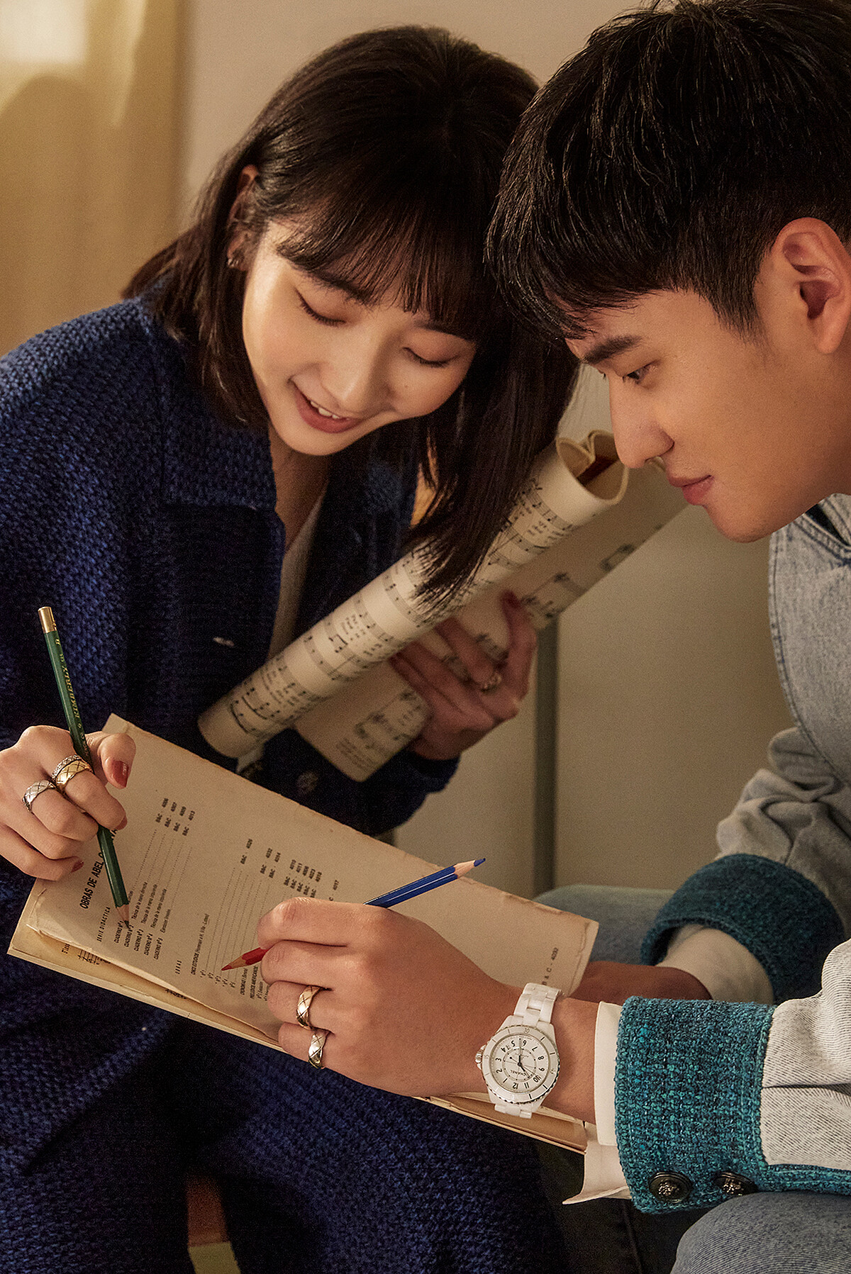 李沐／COCO CRUSH高級珠寶系列耳環、手環、小型款戒指、窄版戒指、藍色斜紋軟呢外套與同款寬褲，All by CHANEL。周興哲／COCO CRUSH高級珠寶系列大型款戒指、小型款戒指、藍色斜紋軟呢與丹寧布料外套，All by CHANEL。