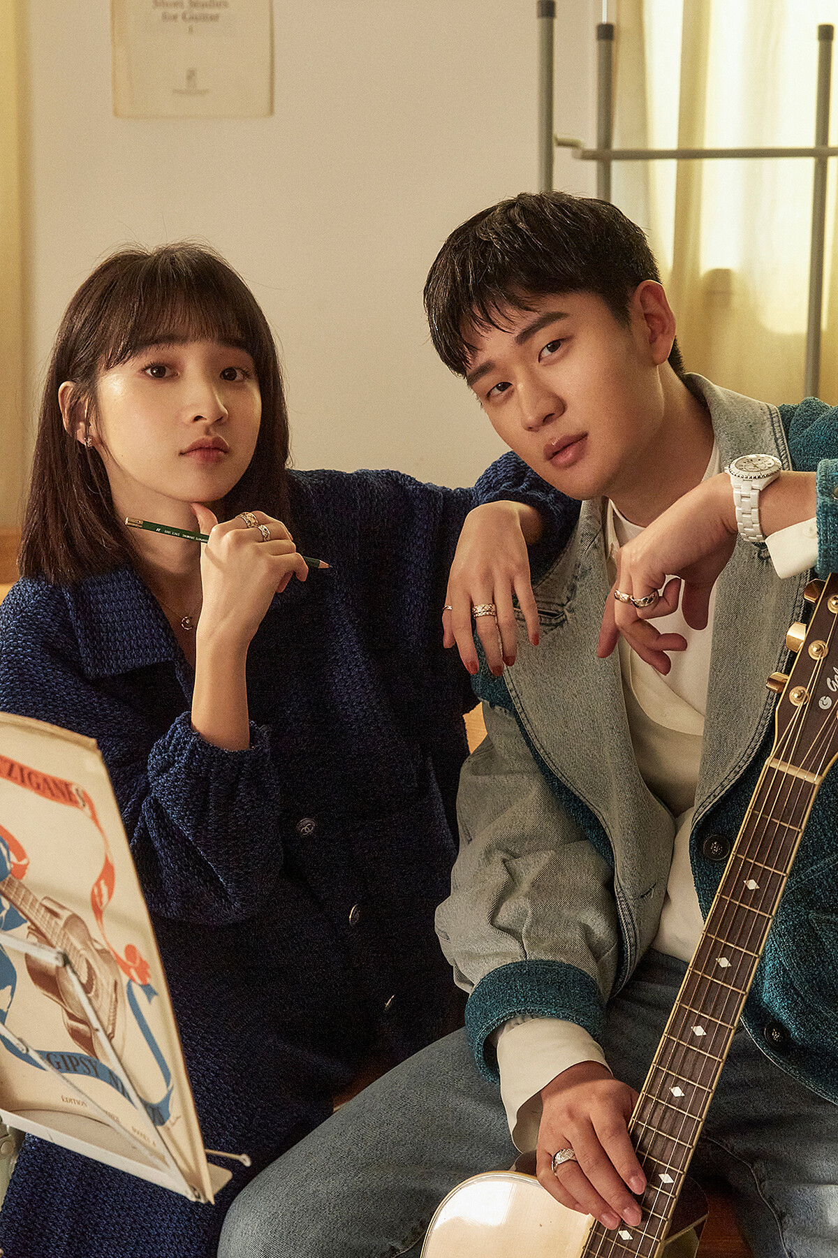 李沐／COCO CRUSH高級珠寶系列耳環、手環、小型款戒指、窄版戒指、藍色斜紋軟呢外套與同款寬褲、雙色跟鞋，All by CHANEL。周興哲／COCO CRUSH高級珠寶系列大型款戒指、小型款戒指、藍色斜紋軟呢與丹寧布料外套、白色球鞋，All by CHANEL。