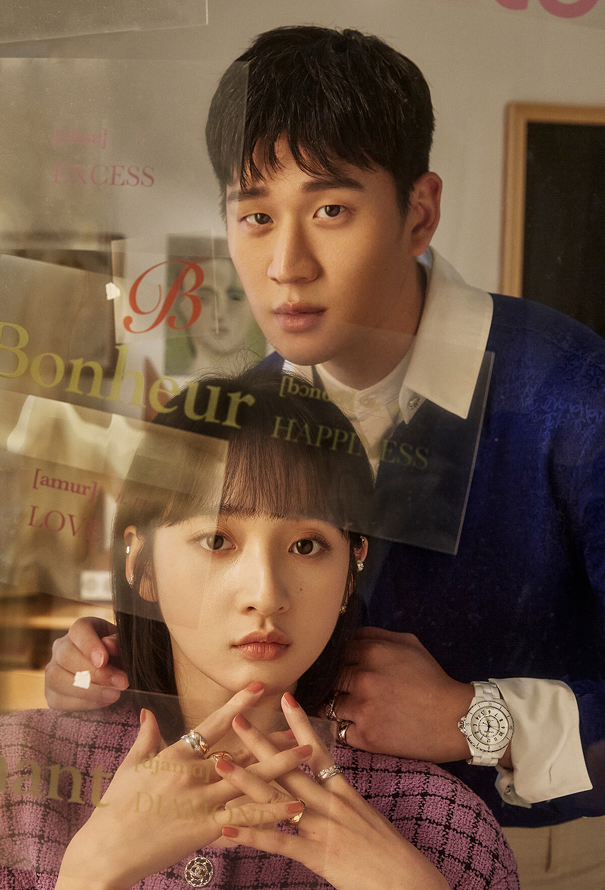 李沐／COCO CRUSH高級珠寶系列：耳扣、耳環、大型款戒指、小型款戒指、窄版戒指；香奈兒紫色格紋幻彩斜紋軟呢外套，All by CHANEL。周興哲／COCO CRUSH高級珠寶系列：大型款戒指、小型款戒指；J12腕錶；香奈兒藍色雙C LOGO緹花襯衫，All by CHANEL。