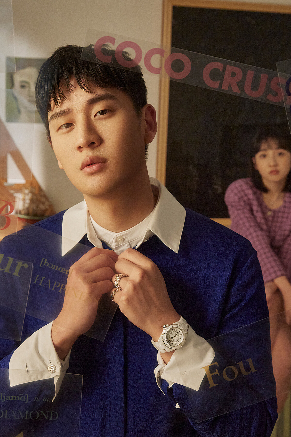 李沐／COCO CRUSH高級珠寶系列：耳扣、耳環、大型款戒指、小型款戒指、窄版戒指；香奈兒紫色格紋幻彩斜紋軟呢外套，All by CHANEL。周興哲／COCO CRUSH高級珠寶系列：大型款戒指、小型款戒指；J12腕錶；香奈兒藍色雙C LOGO緹花襯衫，All by CHANEL。