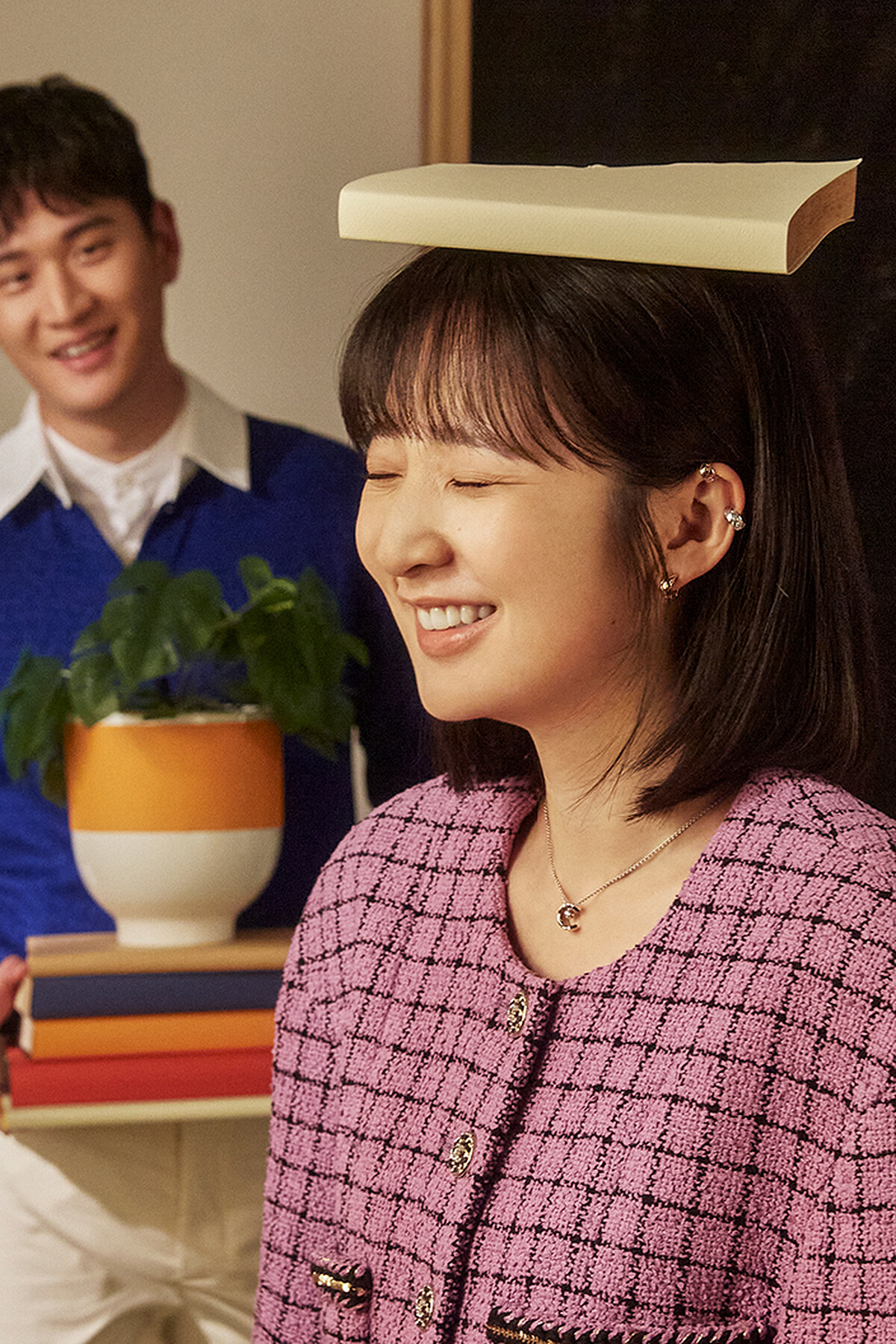 李沐／COCO CRUSH高級珠寶系列：耳扣、耳環、大型款戒指、小型款戒指、窄版戒指；香奈兒紫色格紋幻彩斜紋軟呢外套，All by CHANEL。周興哲／COCO CRUSH高級珠寶系列：大型款戒指、小型款戒指；J12腕錶；香奈兒藍色雙C LOGO緹花襯衫，All by CHANEL。