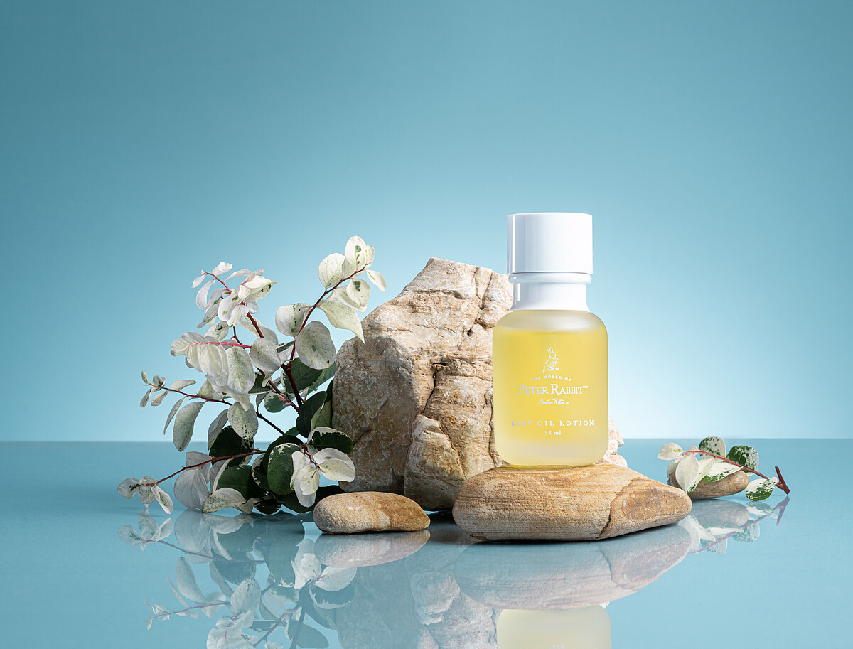 「比得兔調理潤膚乳」輕盈細緻的質地，不油不黏膩，抹過肌膚瞬間傾注蘊含獨特修護保濕力的橙花精萃。