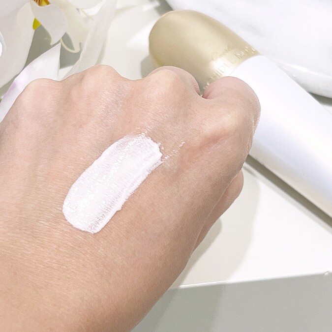 嬌蘭蘭鑽氧蘊極光白金隔離乳有淡淡玫瑰粉色，可為肌膚帶來微紅潤與光澤感。