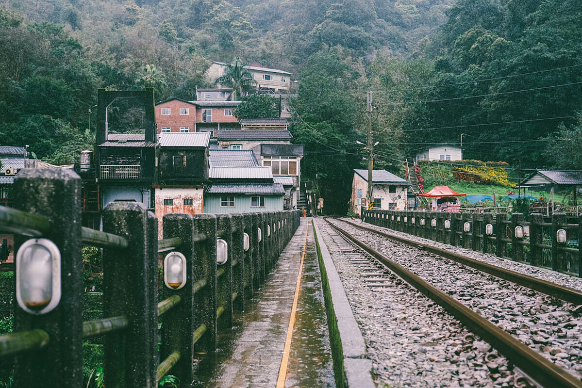 一旁設有行人專有走道。