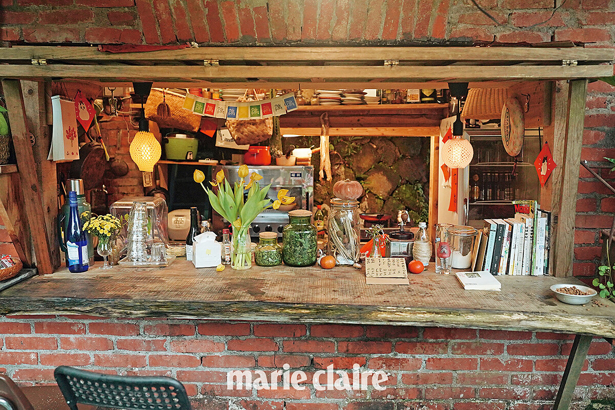 一樓廚房前有吧台座位，也是點餐處。