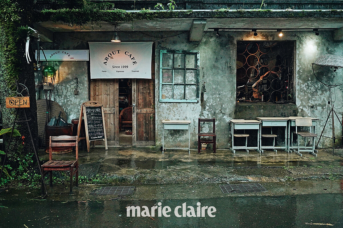 寬哥那裡就在必經的魚寮路上，只要看見燈亮了就代表有開店。