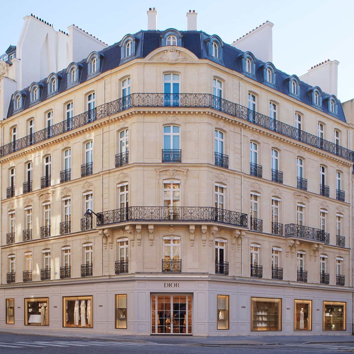 DIOR 30MONTAIGNE FACADE &copy; Adrien Dirand