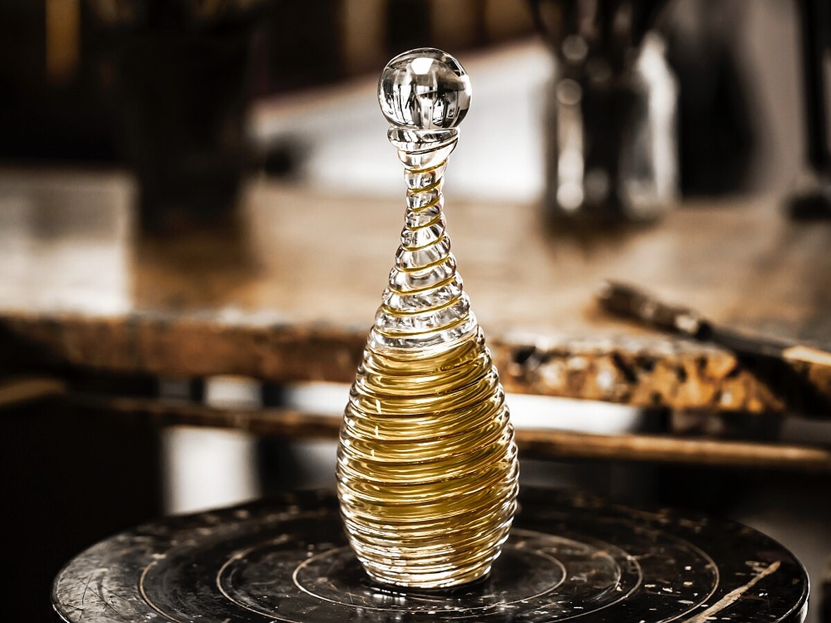 Dior蒙田大道30號總店內的迪奧J'adore極蘊香氛2021藝術珍藏版製程情境圖。