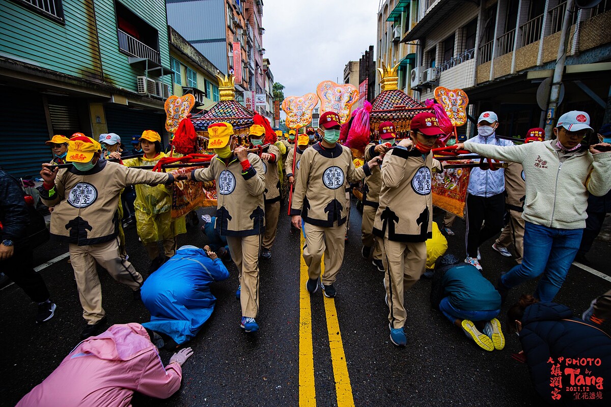 ▲信徒鑽轎底需遵守禁忌。（圖／翻攝自大甲鎮瀾宮Facebook粉絲專頁）