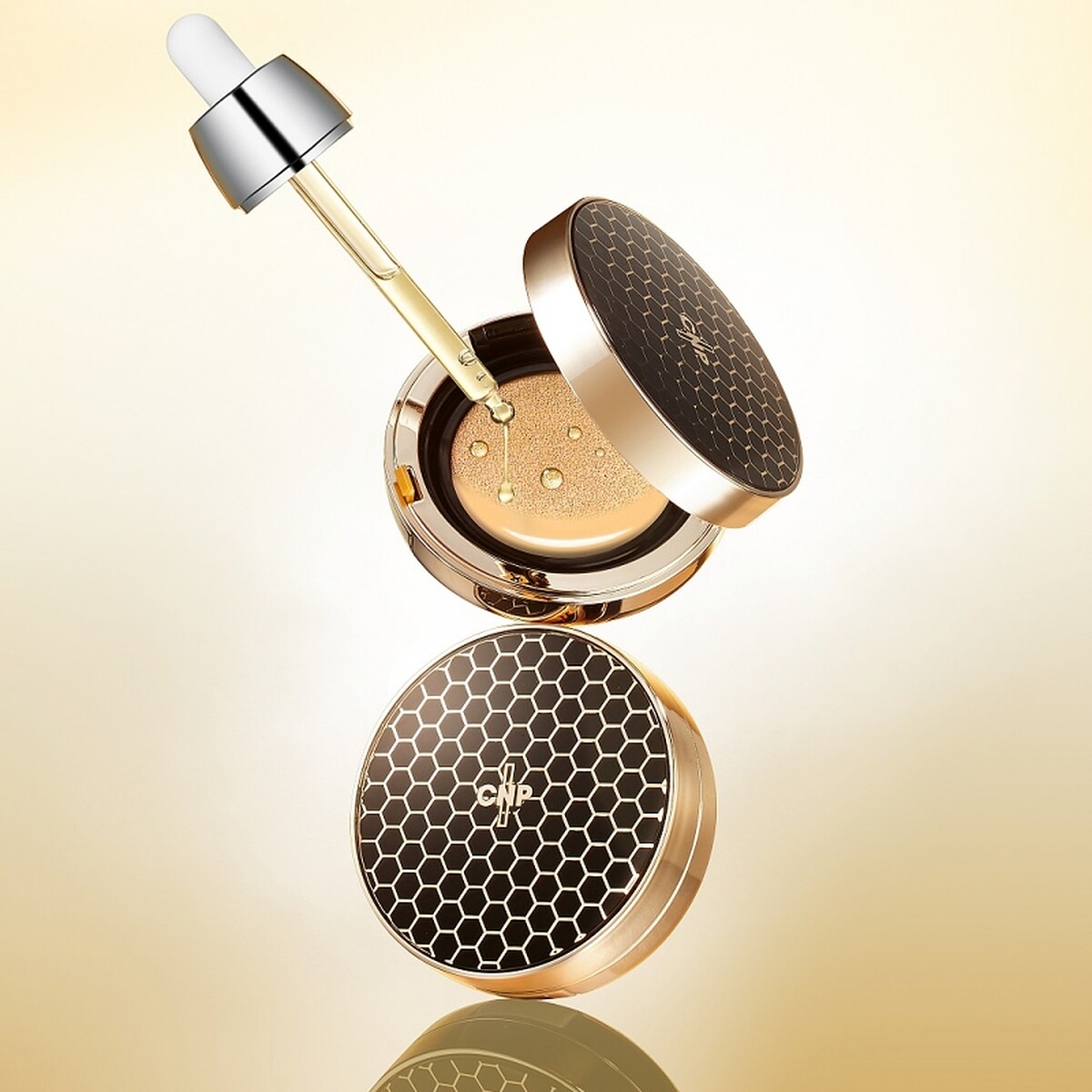 CNP Laboratory蜂膠能量彈潤氣墊粉餅SPF50+/PA+++(兩色)15g+補充盒，NT1,350。