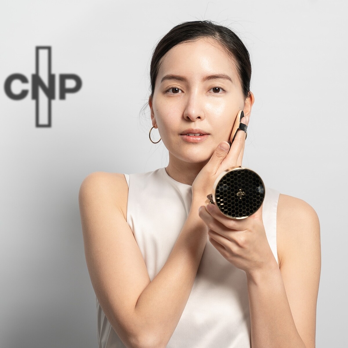 CNPLaboratory蜂膠能量彈潤氣墊粉餅示範照。