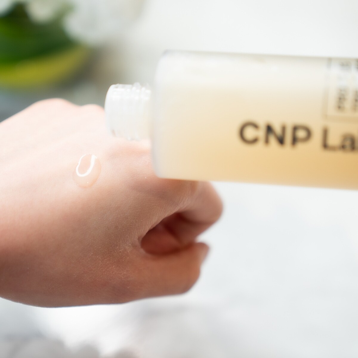 CNP Laboratory蜂膠能量彈潤精華液質地。