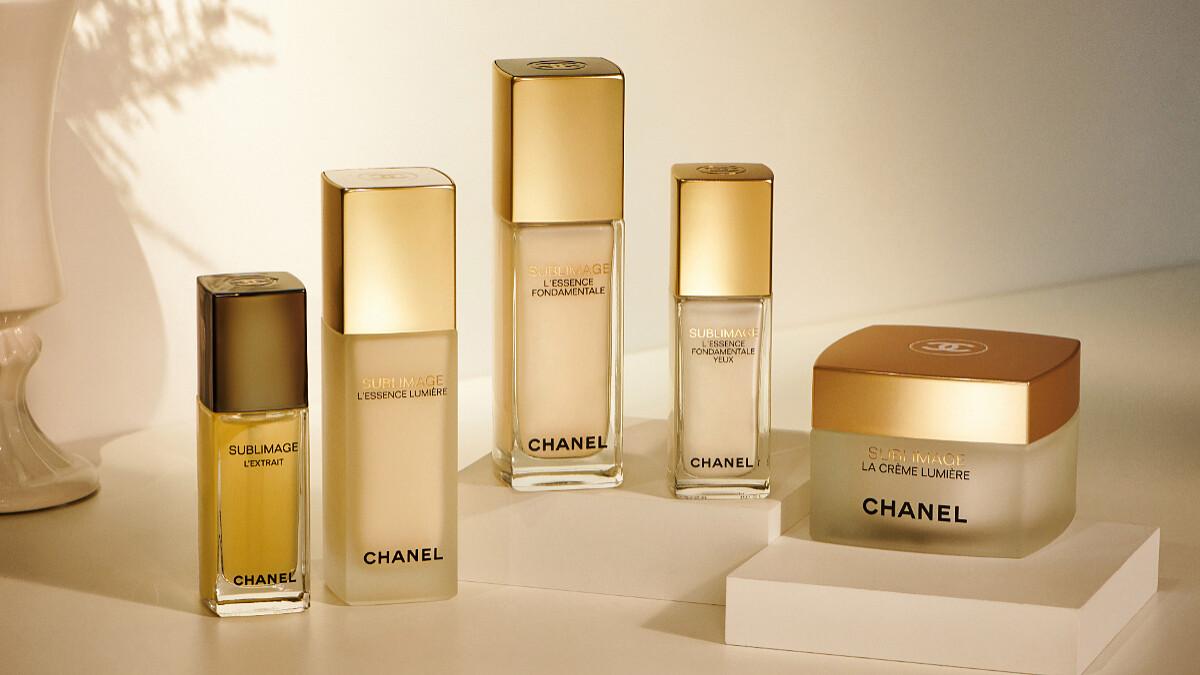 女人都值得擁有的香奈兒奢華家族兩精一油一霜，全新成員亮眼精萃續航五月梵尼蘭、黃金麒麟草美肌力，締造奢華透潤肌。