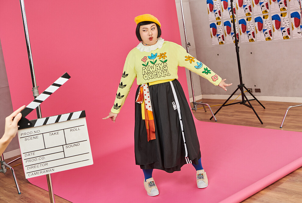 花朵塗鴉上衣 NTD1,290 Adibreak長裙 NTD3,090 Superstar鞋款 NTD3,690