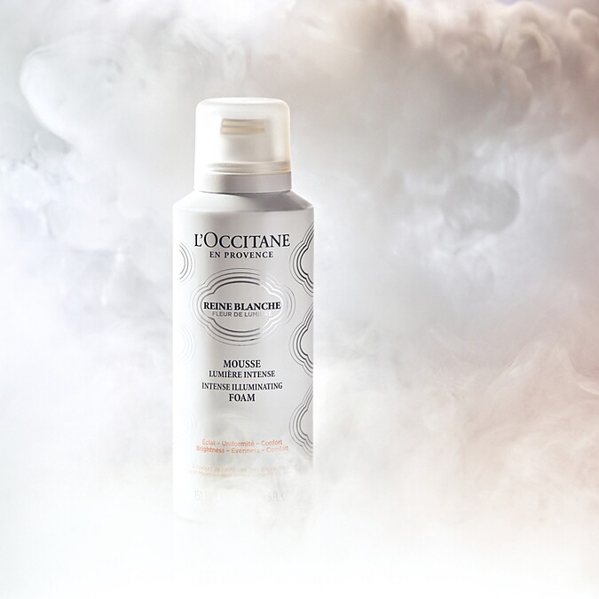 L'OCCITANE歐舒丹白皇后潔面慕絲霜情境。