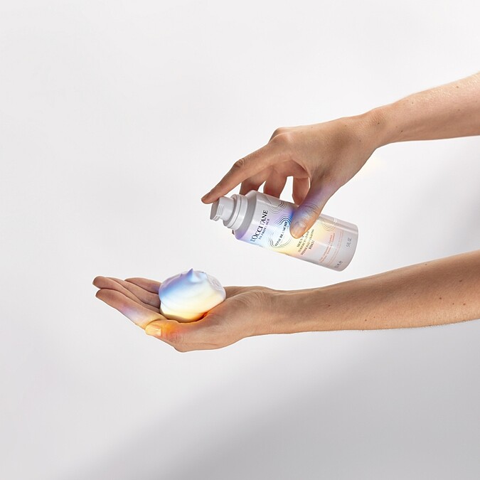 L'OCCITANE歐舒丹白皇后潔面慕絲霜質地。