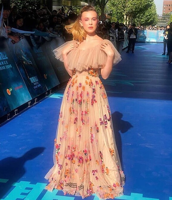 米莉芭比布朗Millie Bobby Brown 圖片來源：twitter@TheFashionCourt