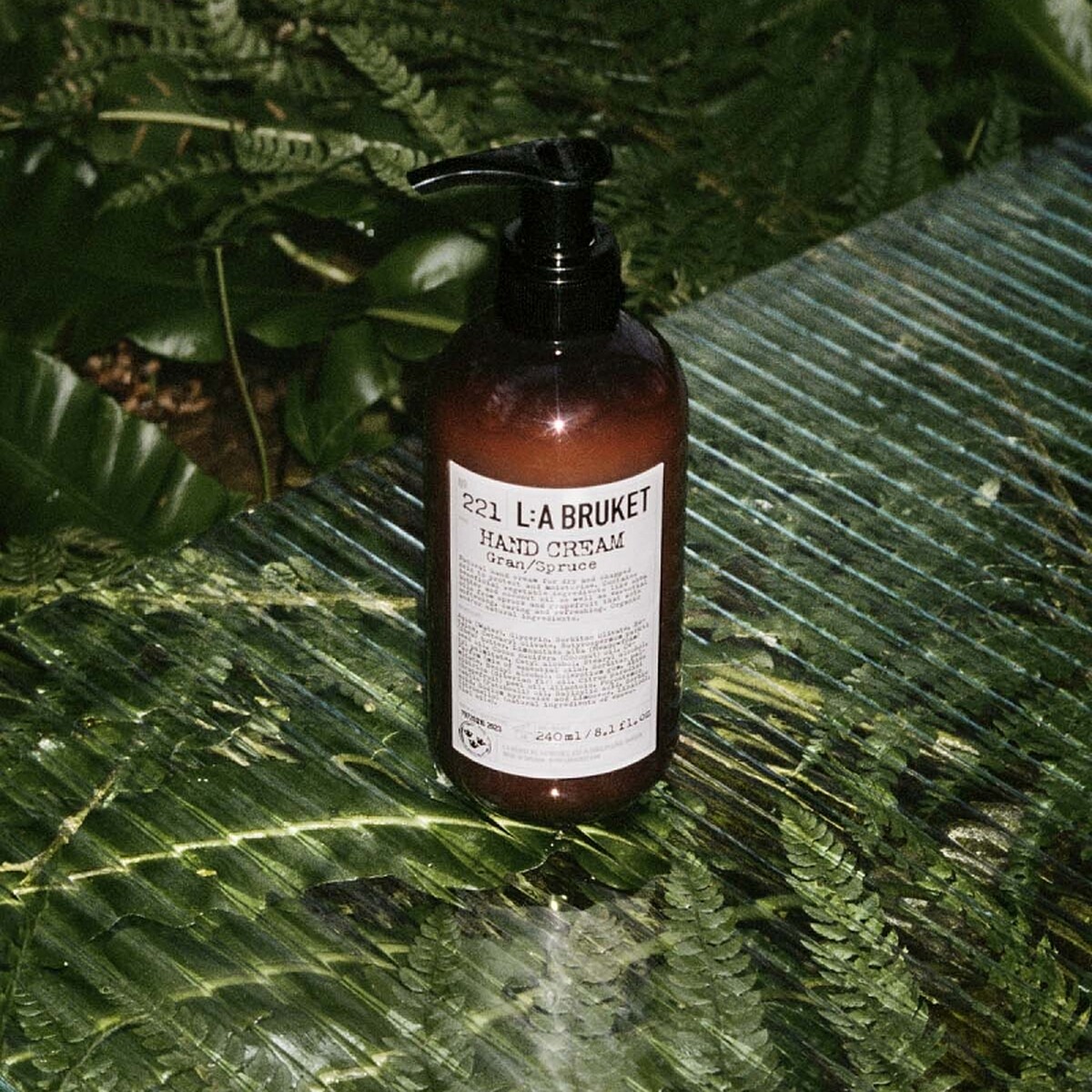 L:A BRUKET 225身體乳(#雲杉)情境。