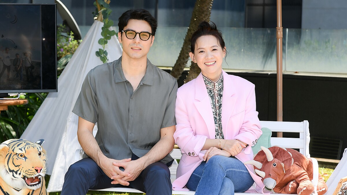 旅遊節目《我們回家吧2》主持人曾寶儀，邀請《華燈初上》鳳小岳與媽媽同框，叮嚀：「拍戲前一天不要做愛！」