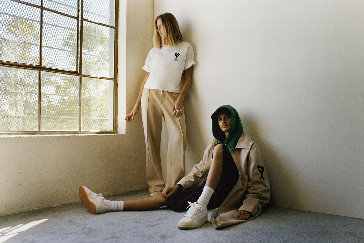 （Romeo Beckham身著）Ami系列輕量大衣，NT$10,380