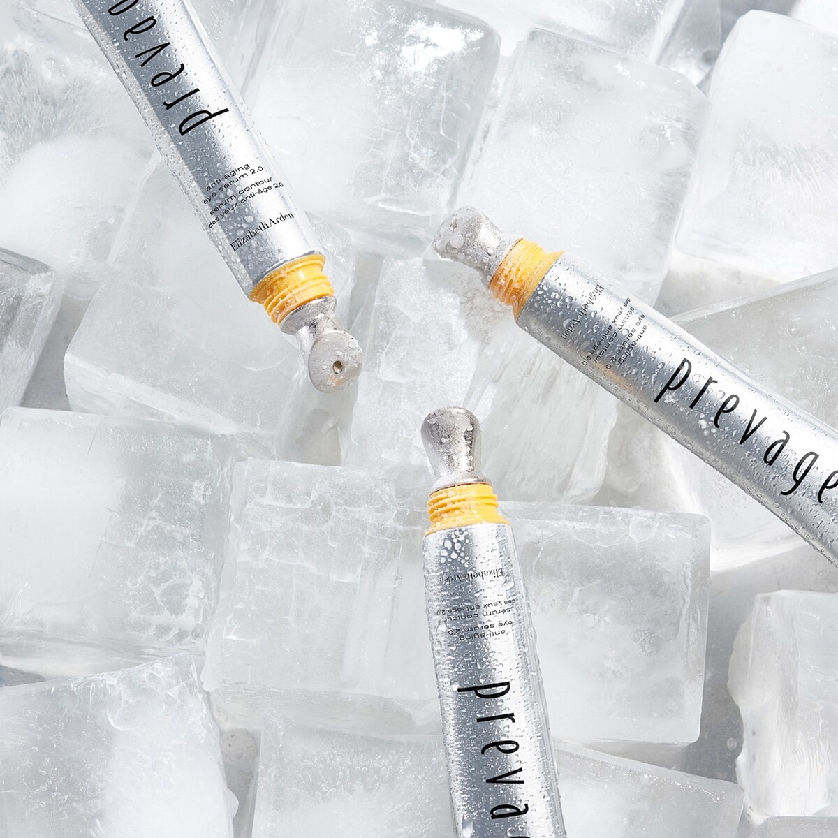 伊麗莎白雅頓「眼部小橘燈2.0」艾地苯高效抗皺活膚眼部精華2.0，透過冰感金屬按摩頭輕輕按摩，肌膚立即感受涼爽舒適。