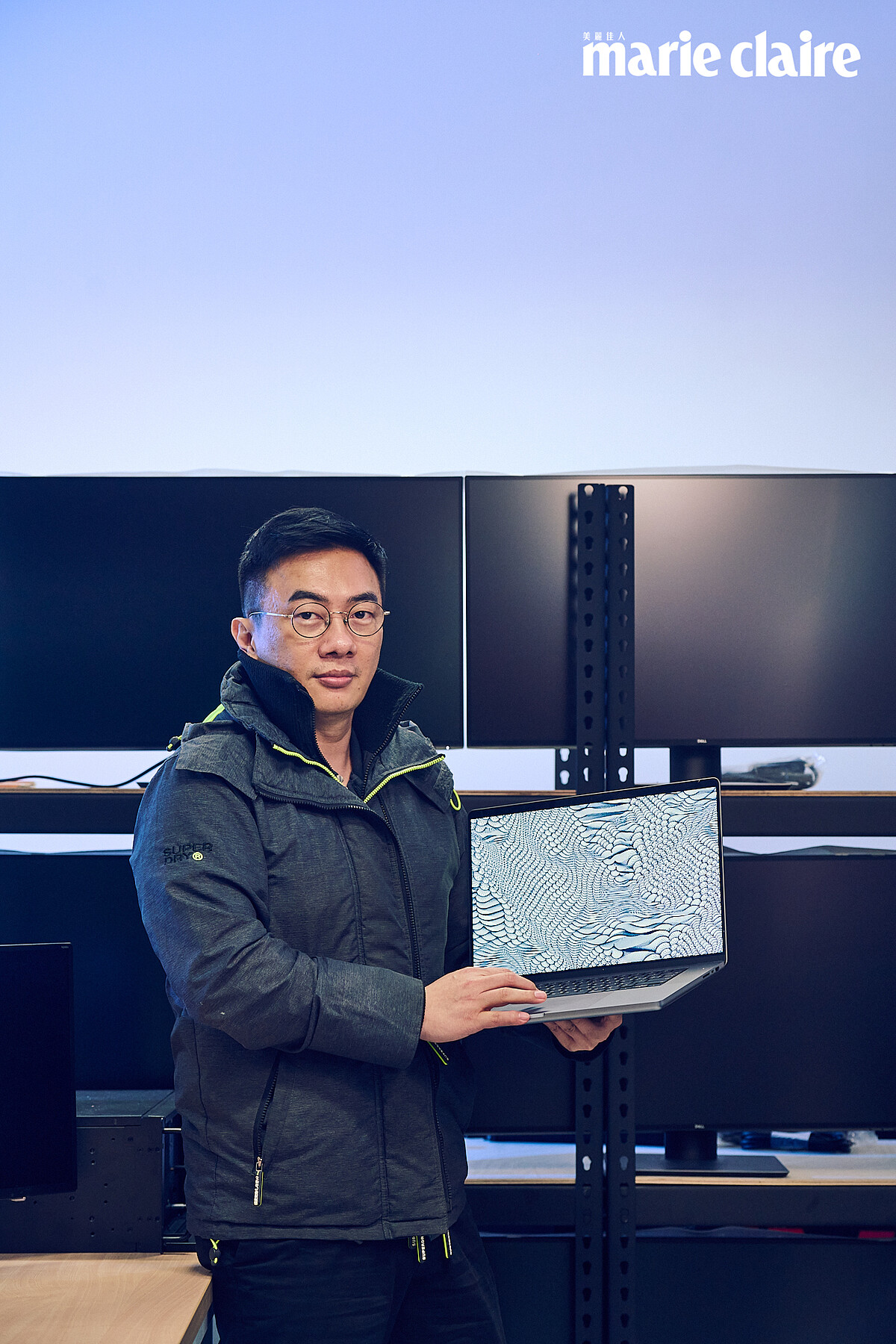 ▲林經堯將自己的作品製成絲巾送給媽媽。（攝影／蔡孝如）