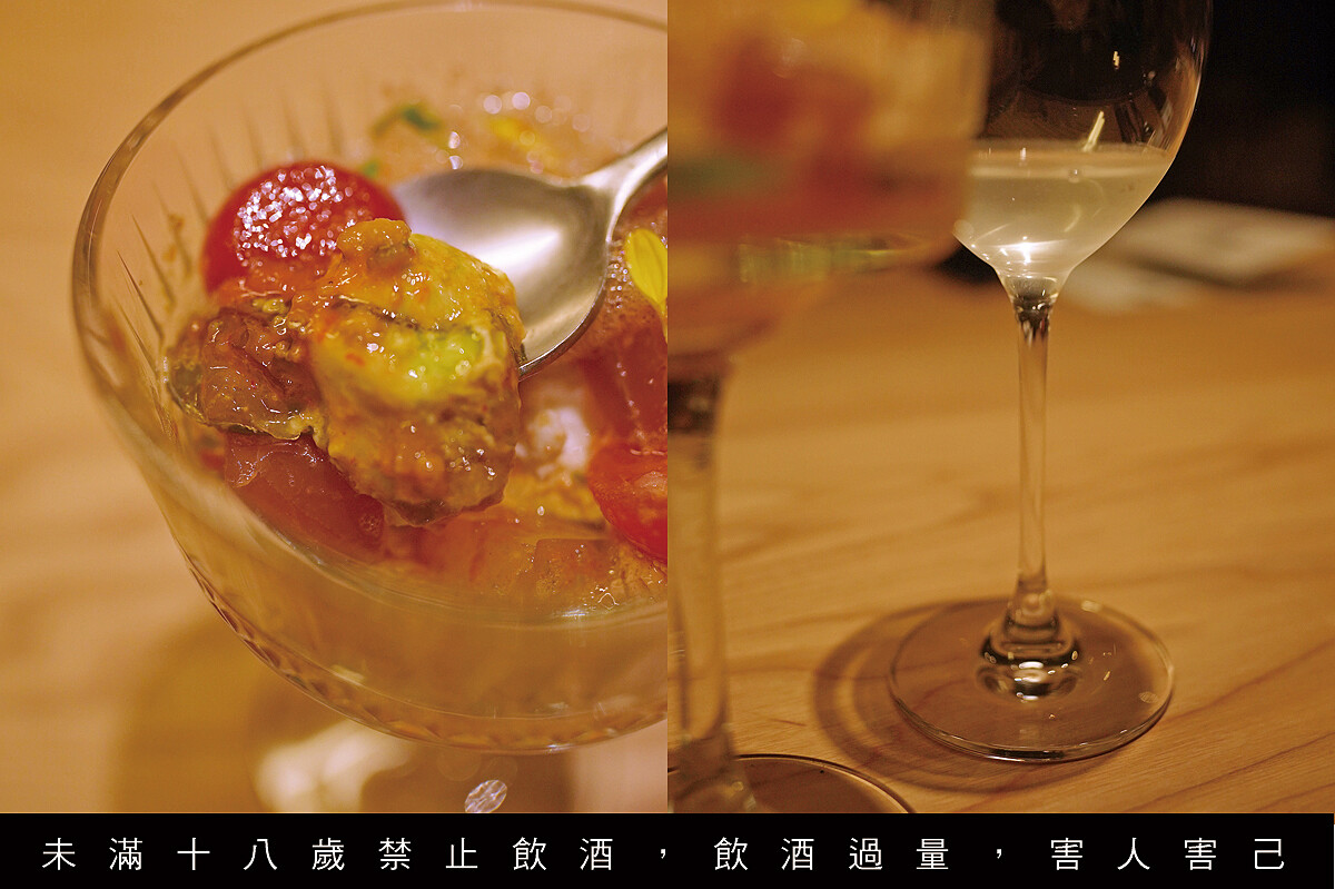 以口感豐富的蕃茄冷湯搭配十四代 Red Label 。