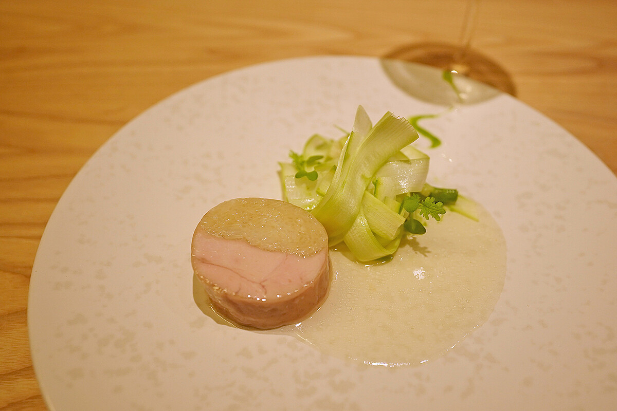 主廚重新詮釋表現海南雞飯。