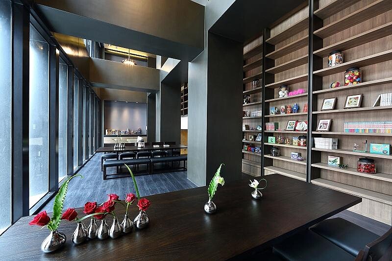 圖書室有豐富的漫畫藏書。