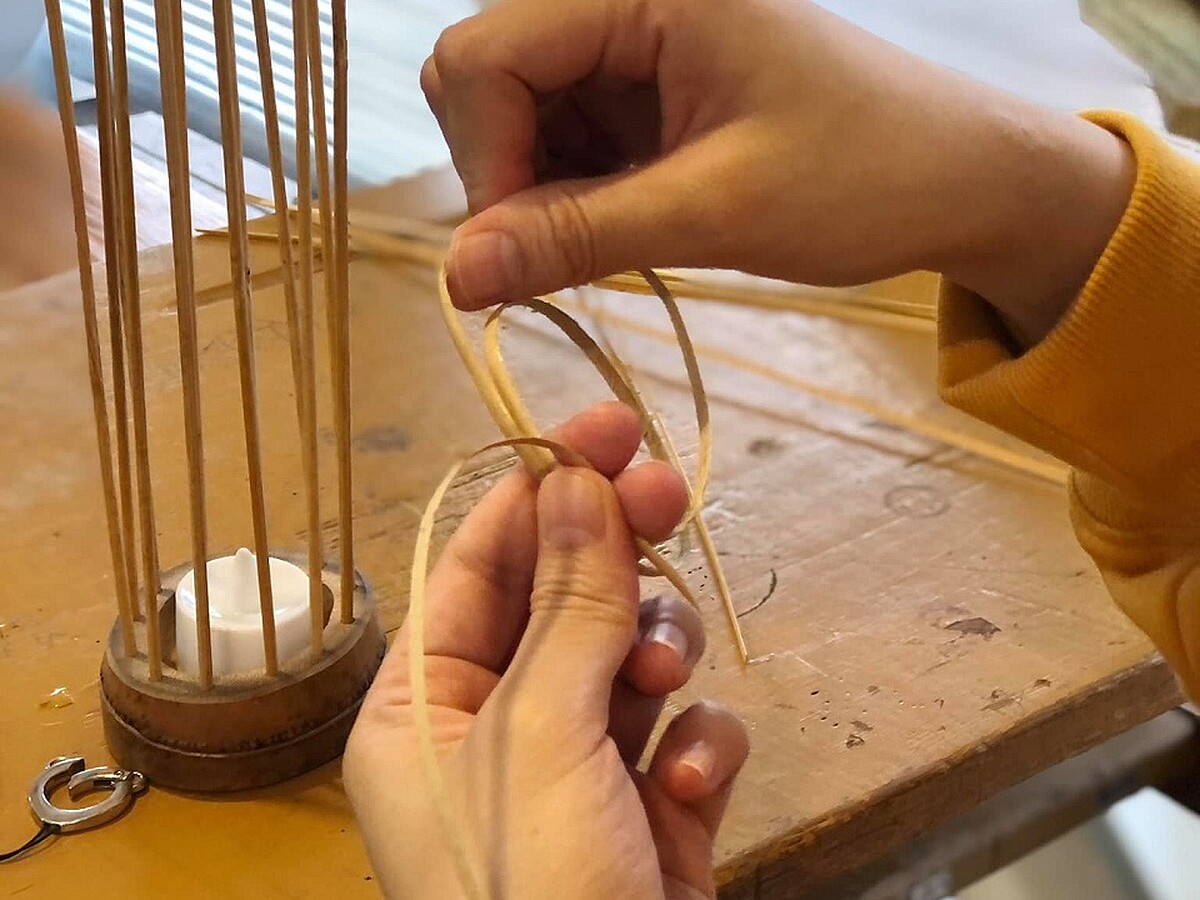 透過觸摸竹材與藤皮質感及編織手法，大人小孩一同創作體驗。