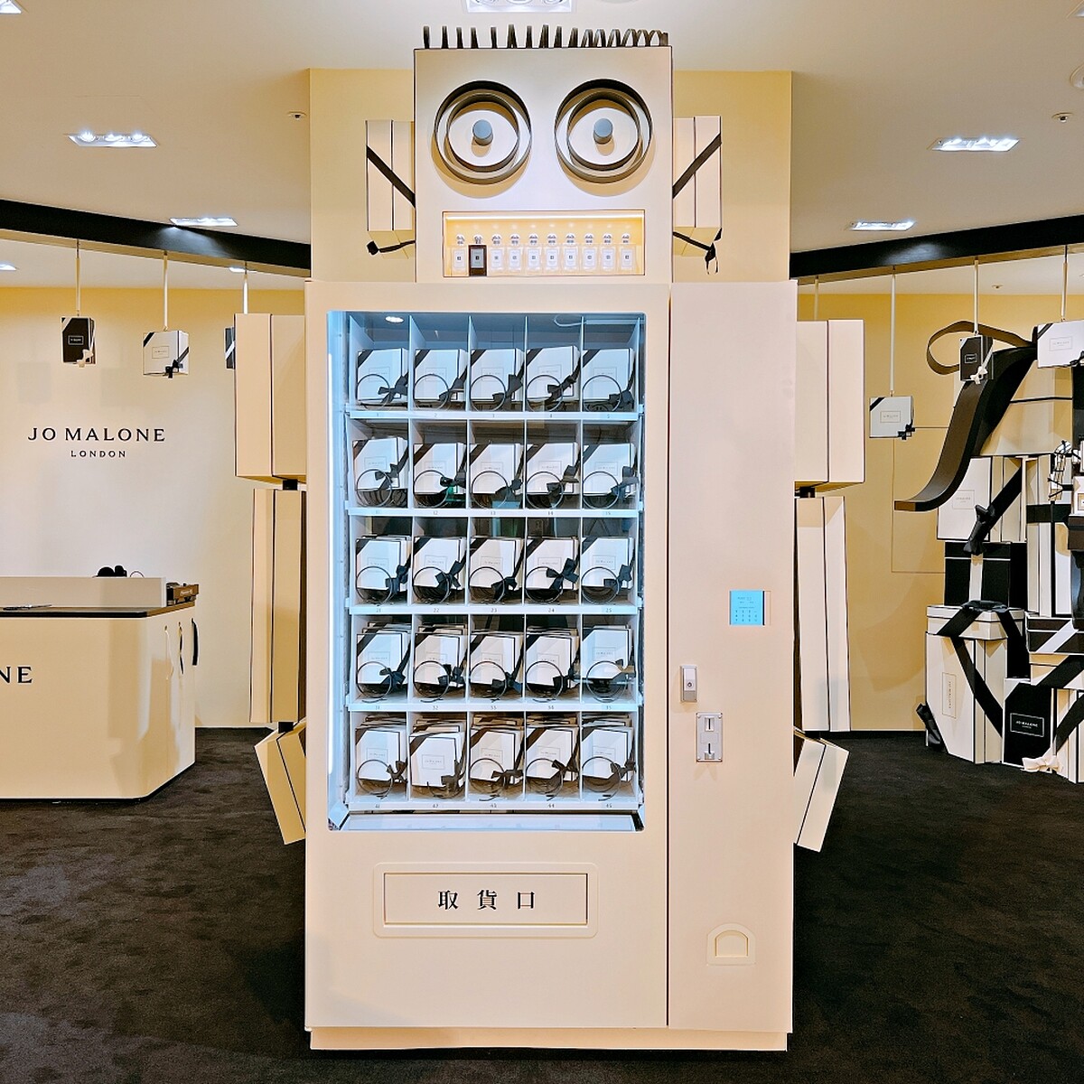 Jo Malone London - JoBots禮物概念店門口大型的機器人造型禮物販賣機很吸睛。