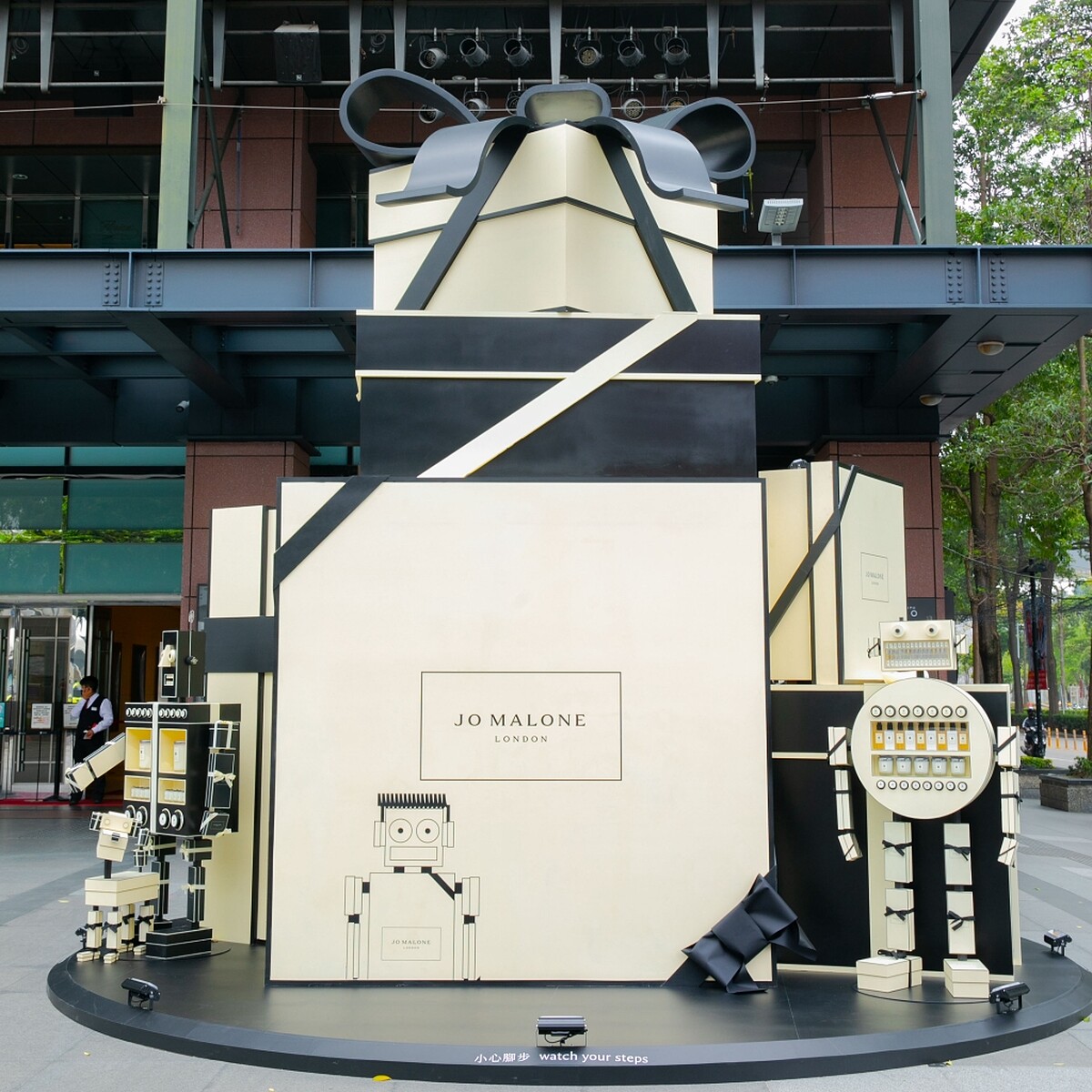 生動有趣的機器人JoBots出現在大型品牌奶油色禮物盒上頭,驚喜現身於新光三越台中中港店大門口,化身為Jo Malone London迎賓大使歡迎大家。