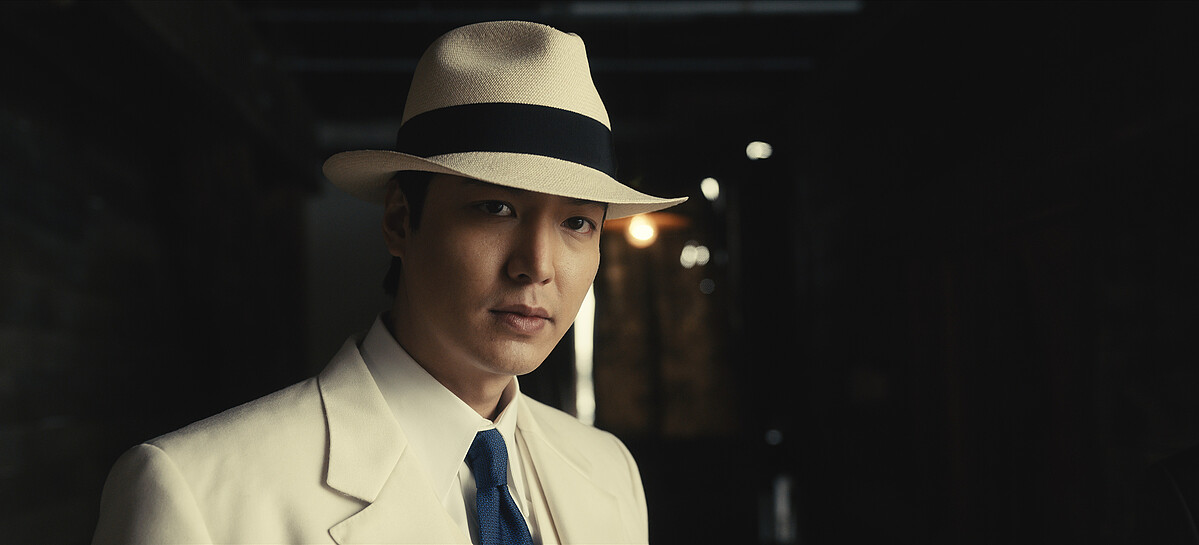 《柏青哥》正裝造型帶出角色權威感