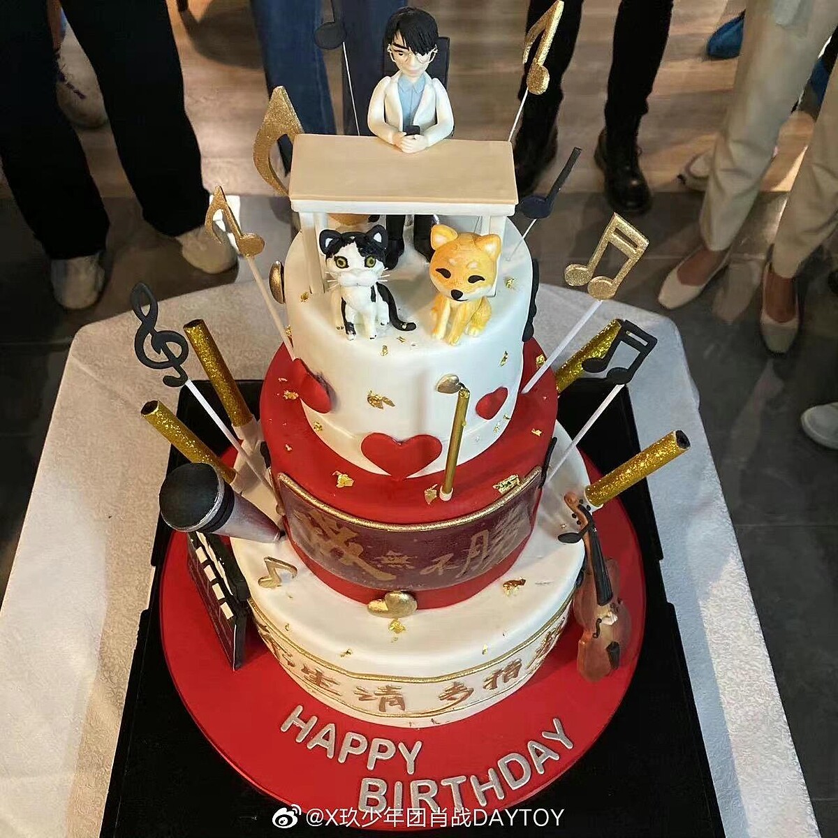 《餘生》劇組送給肖戰的生日蛋糕