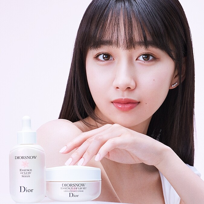 日本迪奧形象大使Cocomi愛不釋手的白皙透亮,來自迪奧雪晶靈極亮光采精華與雪晶靈極亮光采輕凝霜。