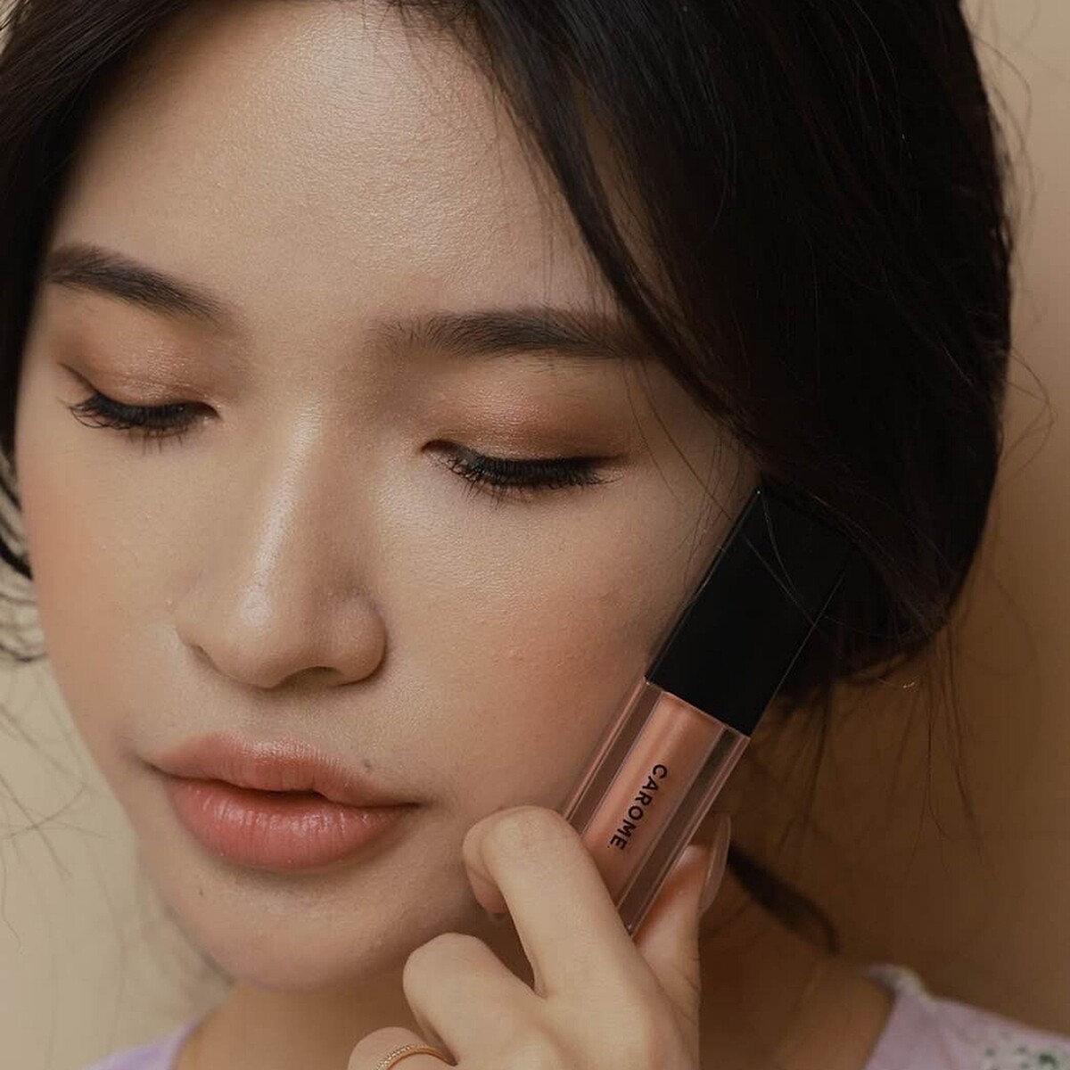 CAROME.絕對顯色眼影蜜模特兒示範。