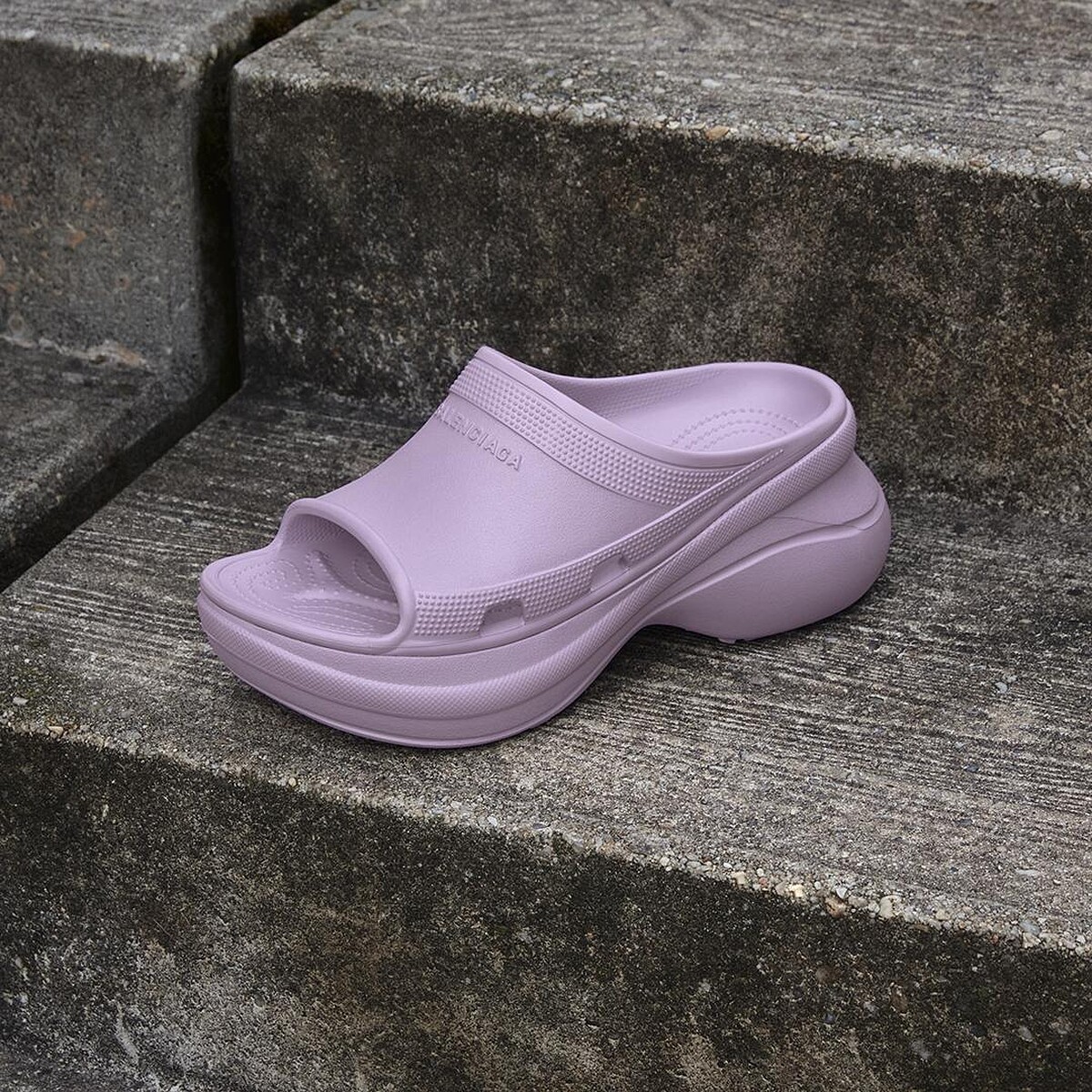 Balenciaga X Crocs Pool拖鞋，NT$15,900