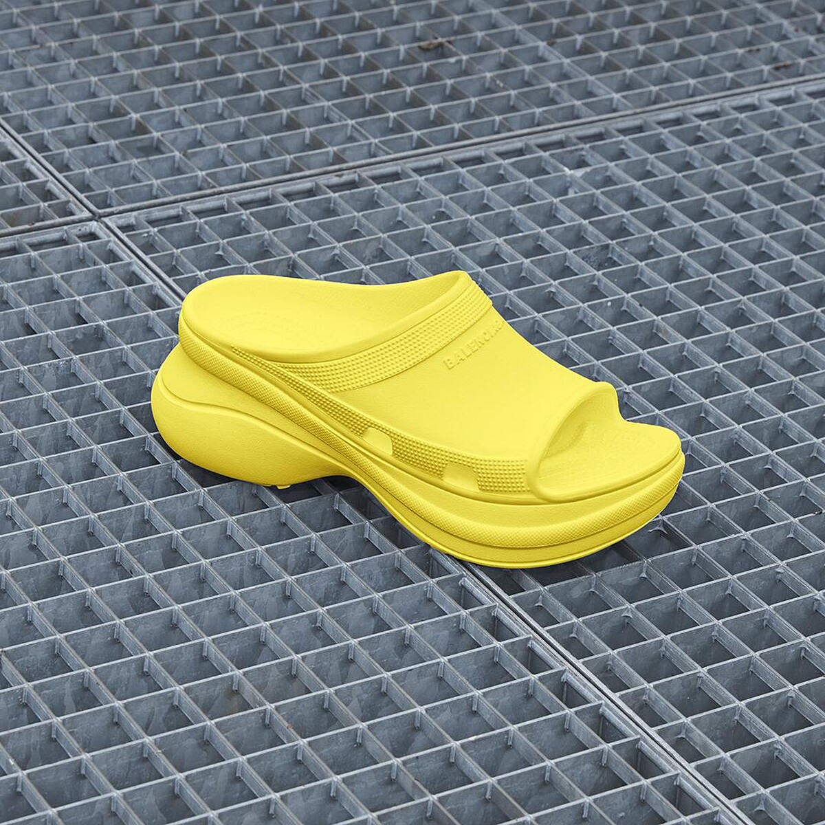 Balenciaga X Crocs Pool拖鞋，NT$15,900