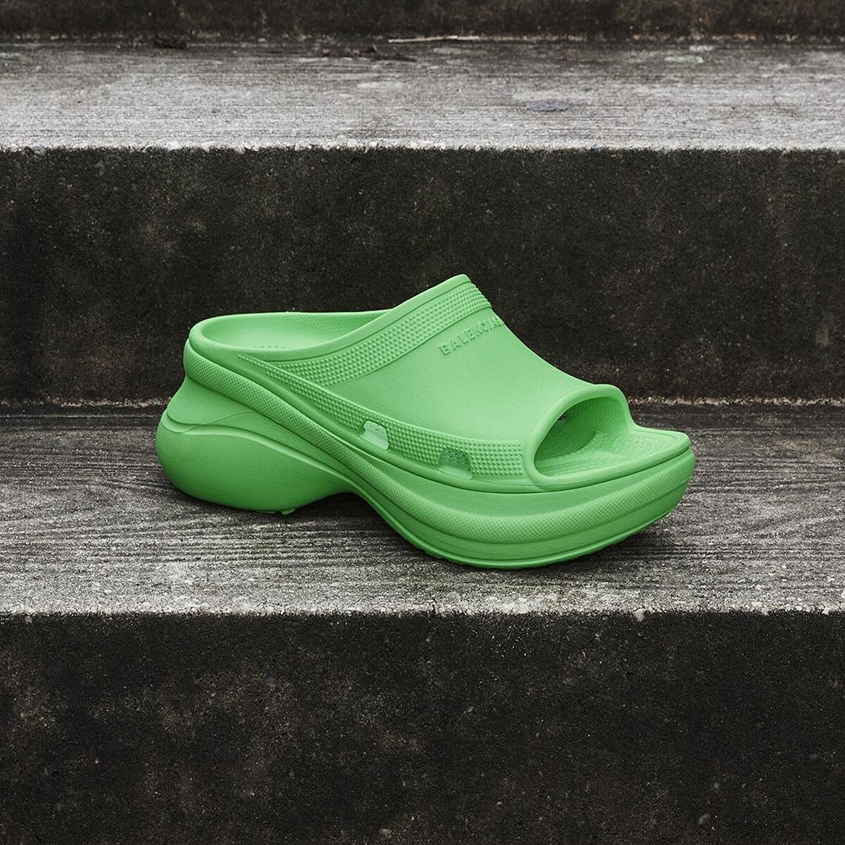 Balenciaga X Crocs Pool拖鞋，NT$15,900