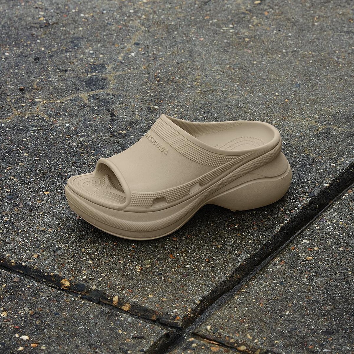 Balenciaga X Crocs Pool拖鞋，NT$15,900