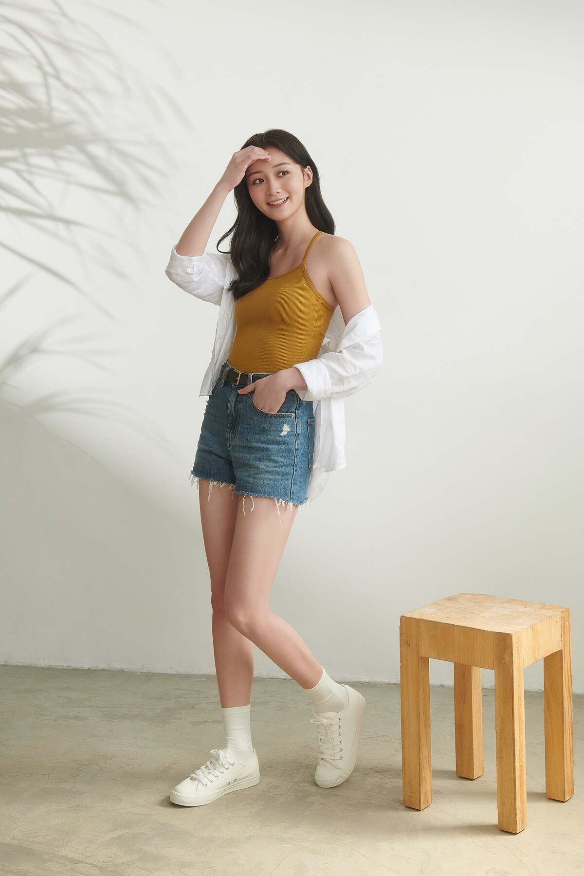 無縫短版BRATOP細肩帶背心、特級亞麻襯衫、高腰牛仔短褲、皮帶，All by UNIQLO。