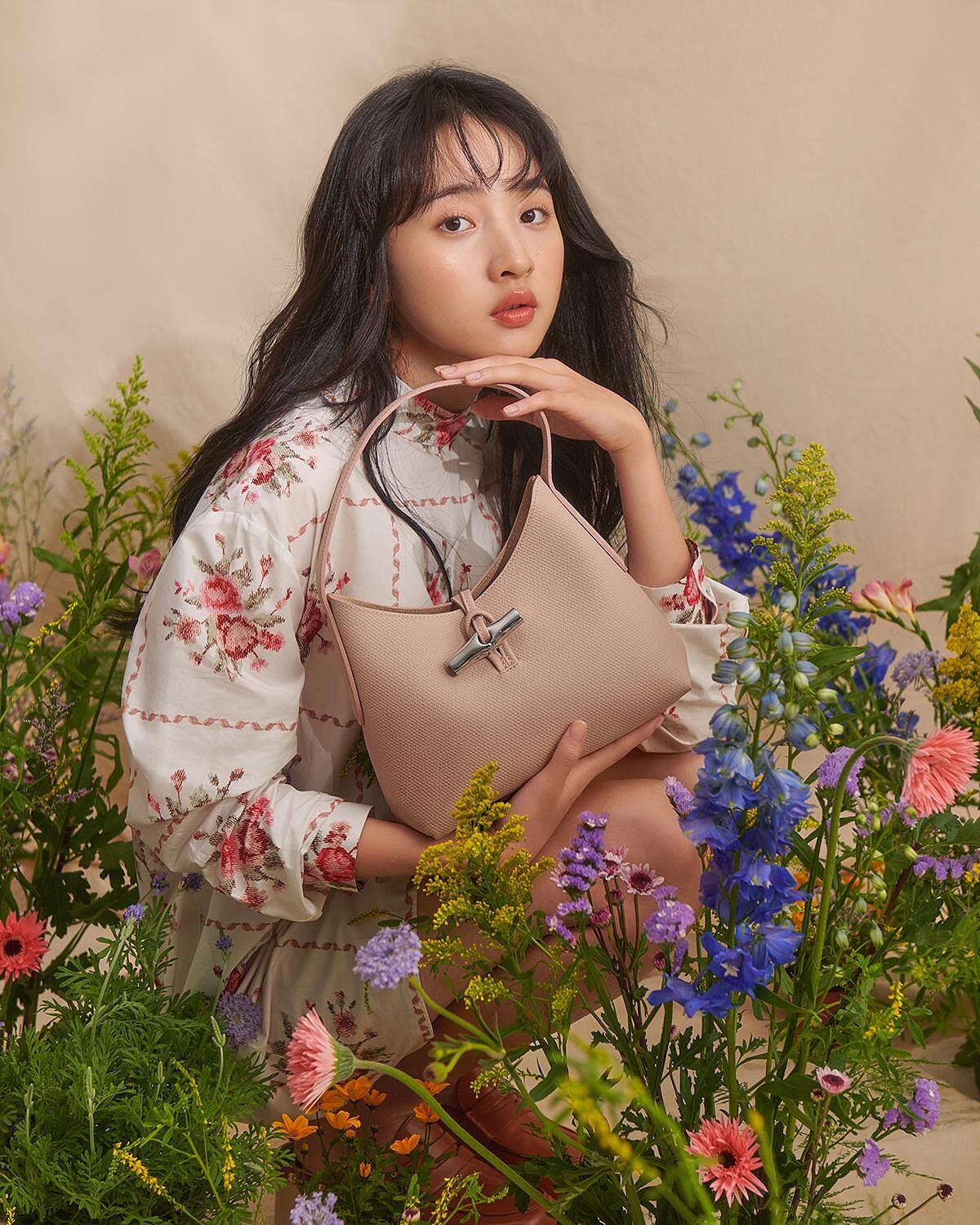 Longchamp 2022春夏系列十字繡花樣套衫NT$16,500、Roseau 系列肩揹包(粉色) NT$11,900。