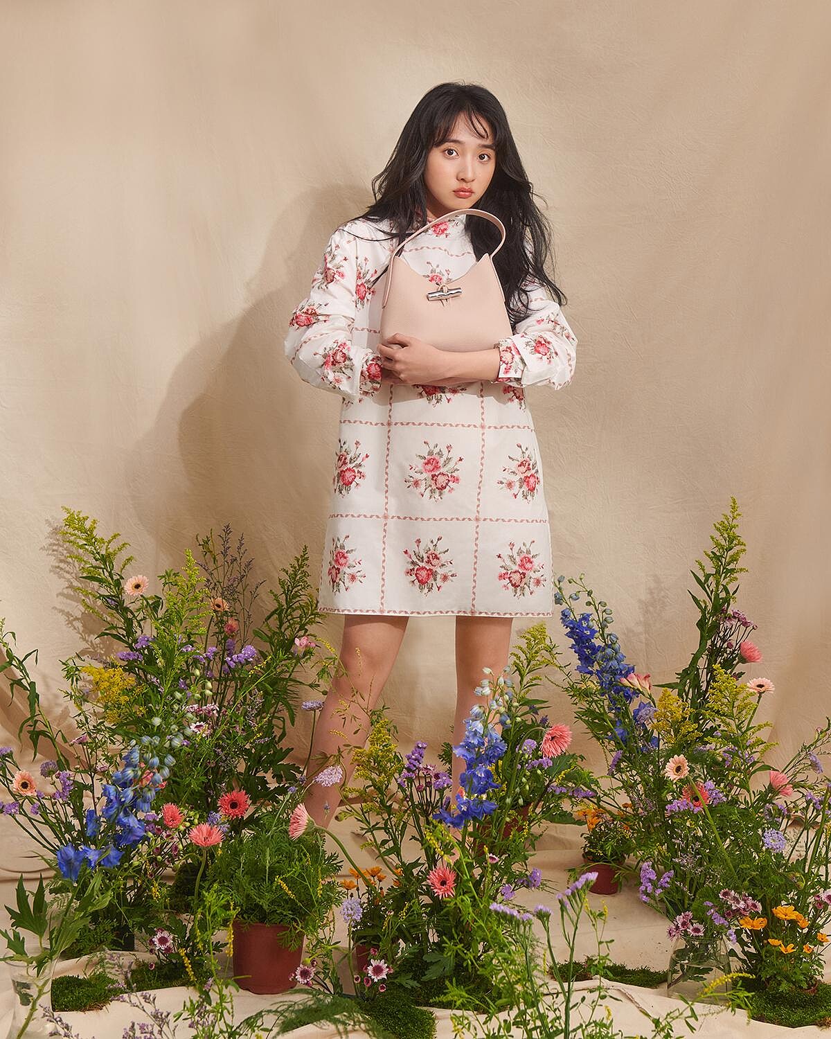 Longchamp 2022春夏系列十字繡花樣套衫NT$16,500、Roseau系列肩揹包(粉色) NT$11,900。