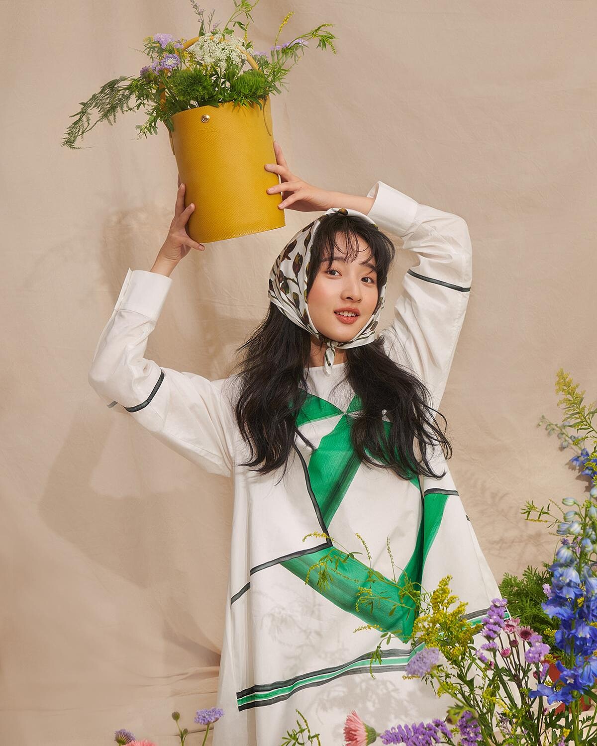 Longchamp 2022春夏系列綠白圖樣套衫NT$16,500、綠色絲質圍巾NT$3,400、Épure系列水桶包(玉米黃) NT$11,400。